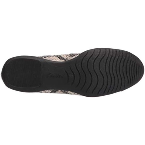 Clarks Women's Sara Orchid Ballet Flat - Stylish and Comfortable, Size 5.5W - Picture 4 of 10